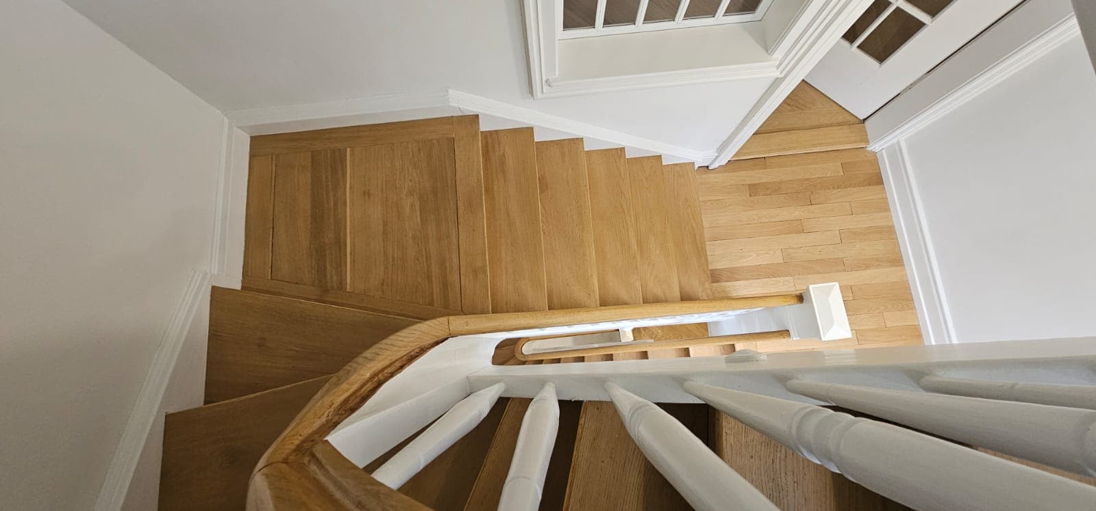 Holztreppe unter altem Teppich in Zürich freigelegt