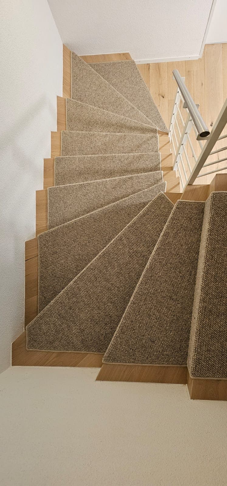 Treppe in Zumikon geschliffen, parkettiert und mit Laufteppich belegt