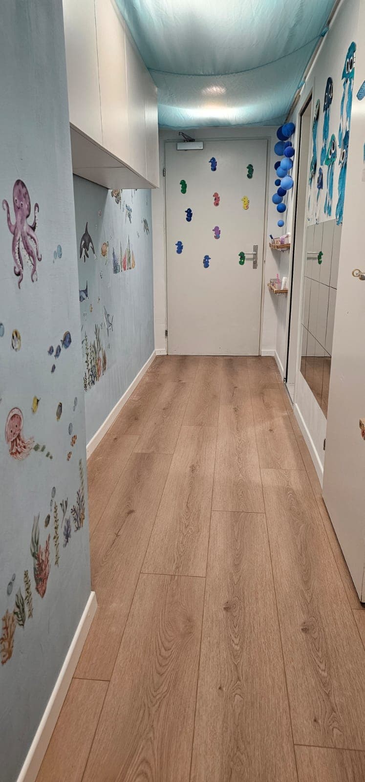 Frisch verlegter Laminatboden im Kindergarten-Gruppenraum nach der Renovierung